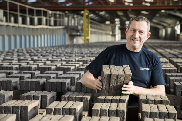 Vandersanden employee holding bricks