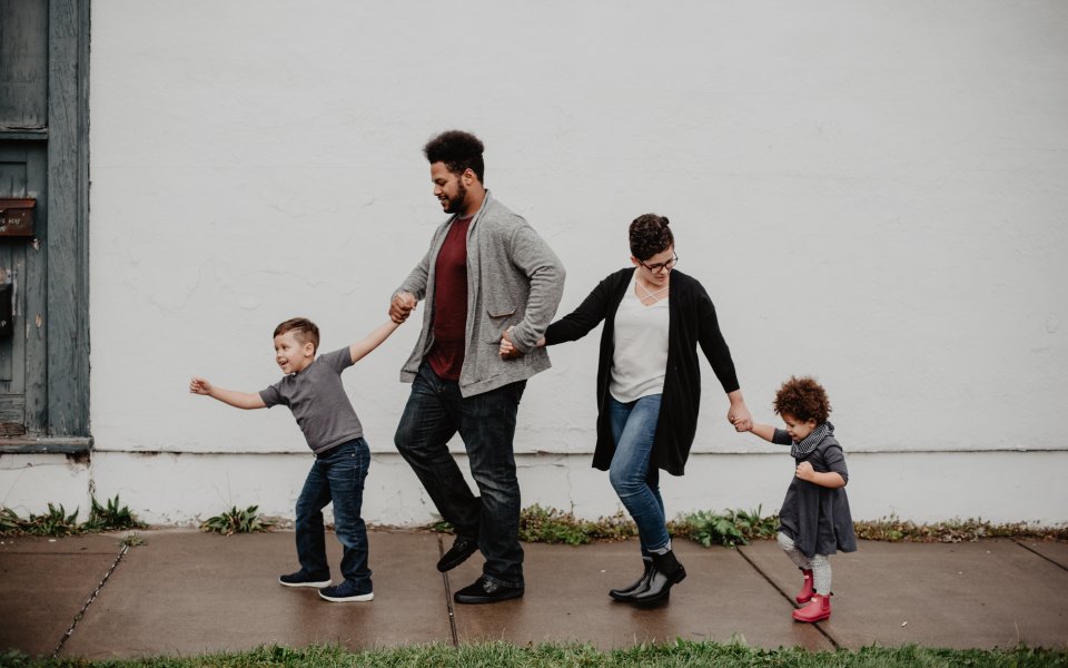 familie_wandelt_hand_in_hand